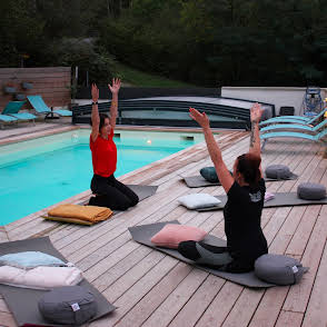 yoga au bord de la piscine
