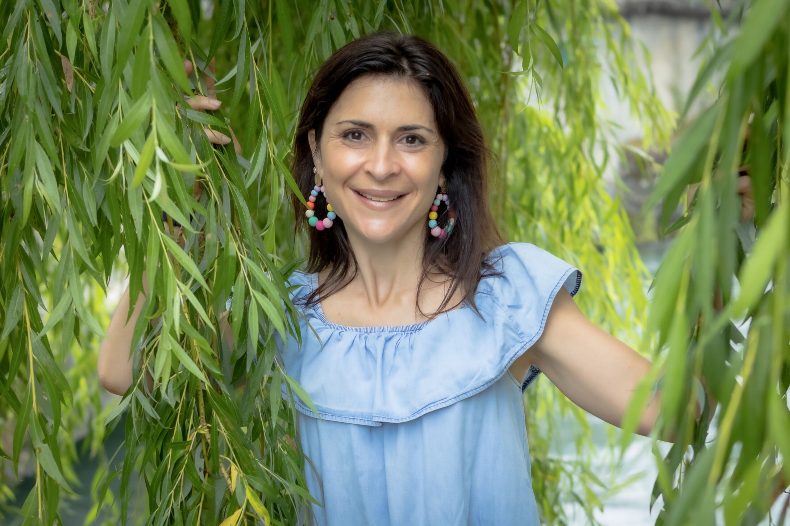 nature méditation femme tranquille souriante apaisée non stressée